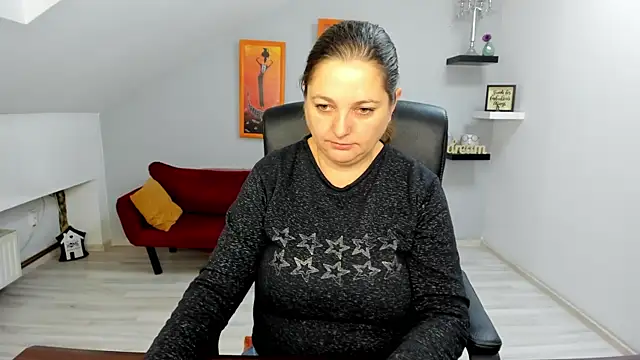 LollaGirl online show from November 19, 2025, 4:12 am