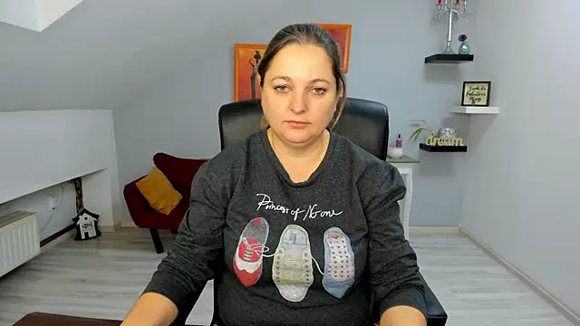 LollaGirl online show from November 20, 2025, 4:12 am