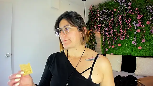 SarahDeyvis online show from November 28, 2025, 3:25 pm