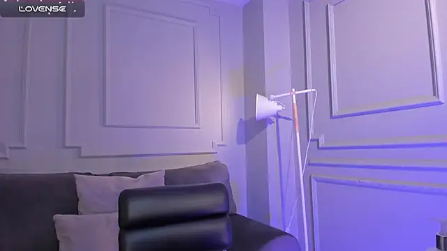 EveBensonX online show from February 4, 2025, 2:43 pm