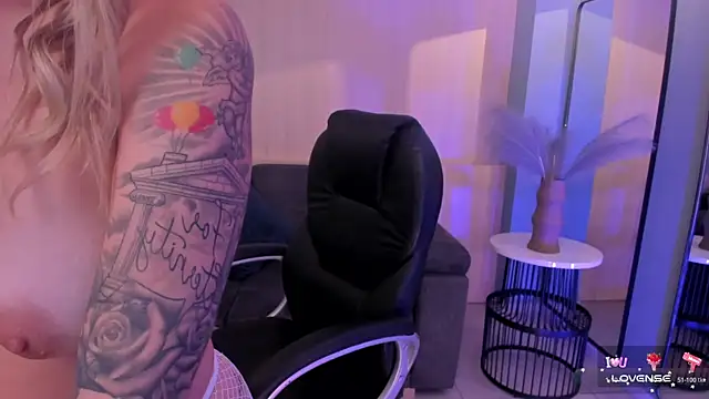 EveBensonX online show from February 4, 2025, 8:59 pm