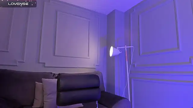 EveBensonX online show from February 5, 2025, 6:15 pm