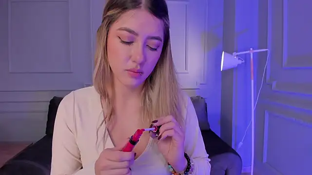 EveBensonX online show from February 6, 2025, 12:05 pm