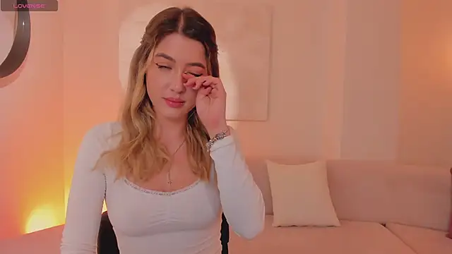 EveBensonX online show from March 14, 2025, 12:40 pm