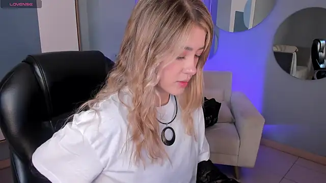 EveBensonX online show from October 16, 2025, 7:37 pm