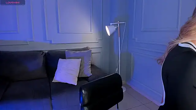 EveBensonX online show from December 1, 2025, 8:03 pm