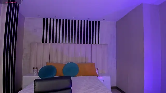 EveBensonX online show from April 9, 2026, 6:46 pm