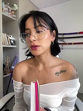 Snapshot of Ale_Lewis chatting on December 2, 2024, 8:00 pm Ale Lewis online show from December 2, 2024, 8:00 pm