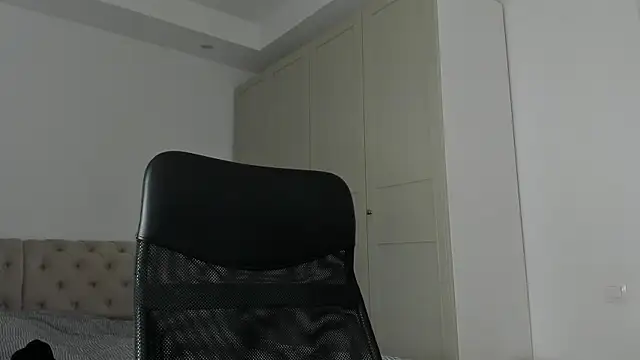 MichaelMasterss online show from April 16, 2026, 9:39 pm