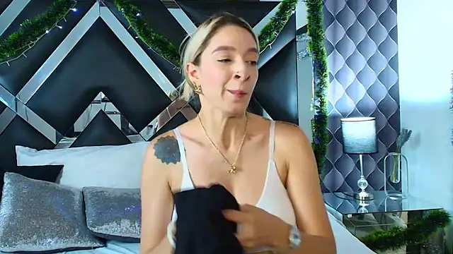 victoriaa lee  online show from December 12, 2024, 11:03 pm