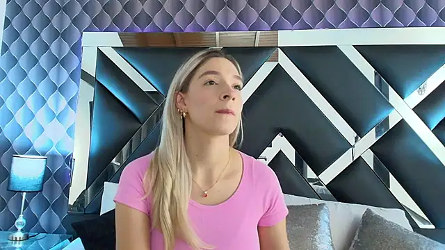 victoriaa lee  online show from February 6, 2025, 7:07 pm