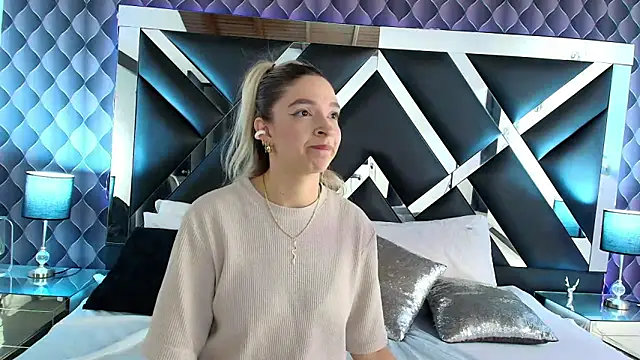 victoriaa lee  online show from February 20, 2025, 6:57 pm