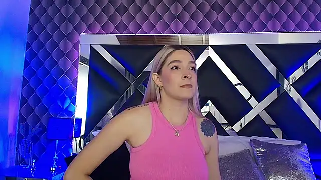 victoriaa lee  online show from December 3, 2025, 9:13 pm