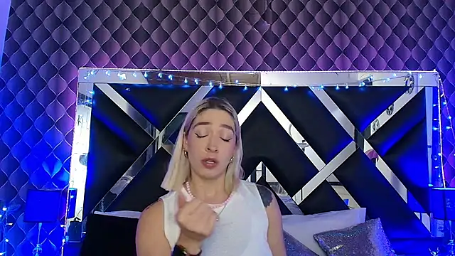 victoriaa lee  online show from March 24, 2026, 7:52 pm