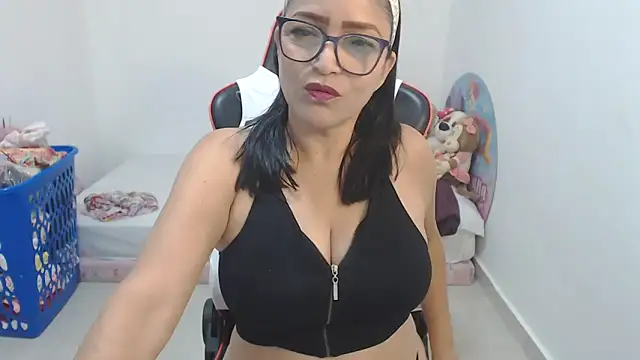 Valentina lara01 online show from February 7, 2026, 5:00 am