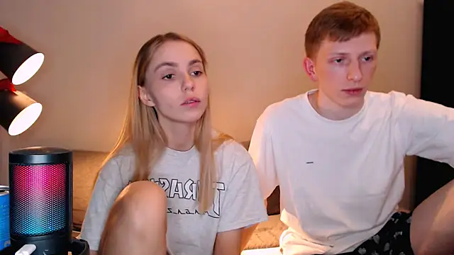 juliaanddima online show from November 25, 2025, 10:32 pm