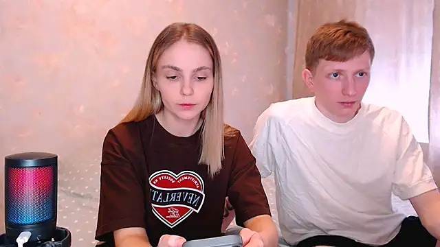 juliaanddima online show from April 13, 2026, 8:42 am