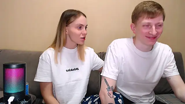 juliaanddima online show from April 14, 2026, 10:27 pm