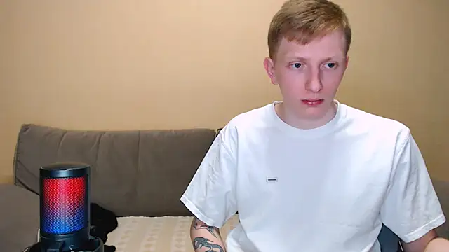 juliaanddima online show from May 12, 2026, 9:34 pm