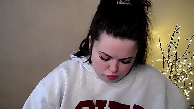 Emily Mo online show from November 26, 2025, 6:36 am