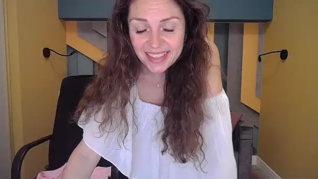 Snapshot of EllaLong chatting on December 8, 2024, 3:35 pm EllaLong online show from December 8, 2024, 3:35 pm