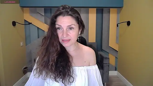 Snapshot of EllaLong chatting on December 13, 2024, 3:32 pm EllaLong online show from December 13, 2024, 3:32 pm