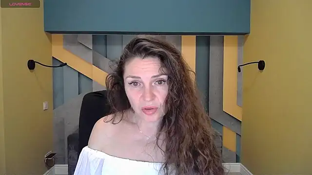 Snapshot of EllaLong chatting on December 14, 2024, 12:33 pm EllaLong online show from December 14, 2024, 12:33 pm