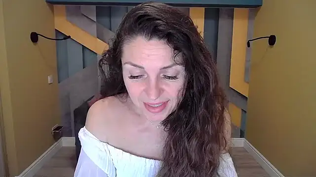 Snapshot of EllaLong chatting on December 15, 2024, 12:28 pm EllaLong online show from December 15, 2024, 12:28 pm
