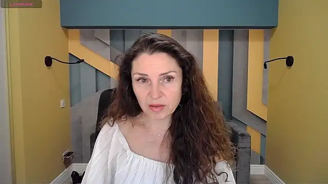 Snapshot of EllaLong chatting on December 17, 2024, 12:33 pm EllaLong online show from December 17, 2024, 12:33 pm