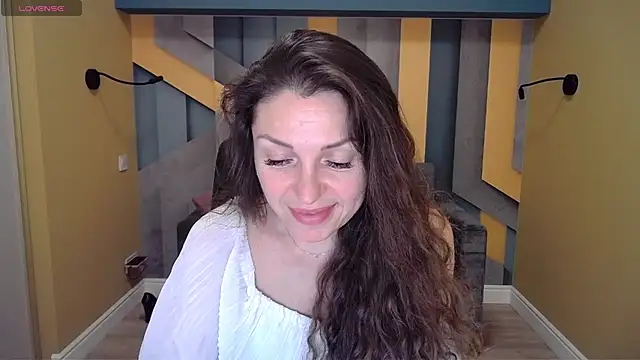 Snapshot of EllaLong chatting on December 17, 2024, 3:39 pm EllaLong online show from December 17, 2024, 3:39 pm