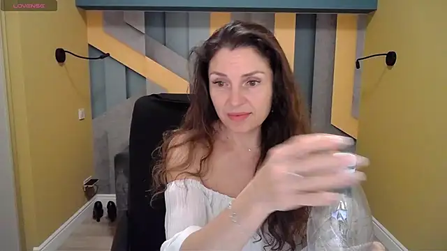 Snapshot of EllaLong chatting on December 22, 2024, 3:44 pm EllaLong online show from December 22, 2024, 3:44 pm