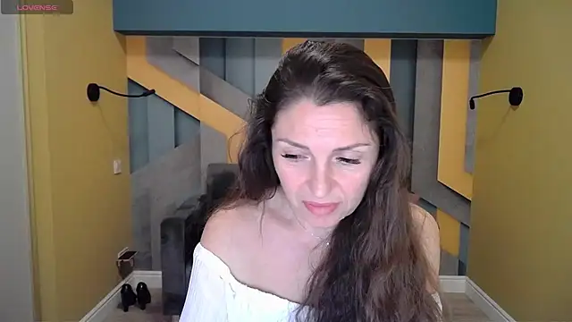 Snapshot of EllaLong chatting on December 28, 2024, 3:37 pm EllaLong online show from December 28, 2024, 3:37 pm