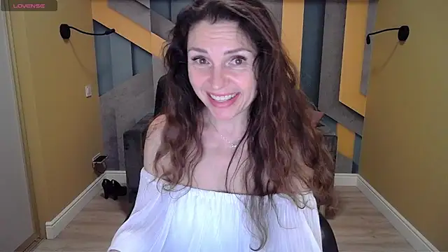 Snapshot of EllaLong chatting on December 30, 2024, 12:31 pm EllaLong online show from December 30, 2024, 12:31 pm