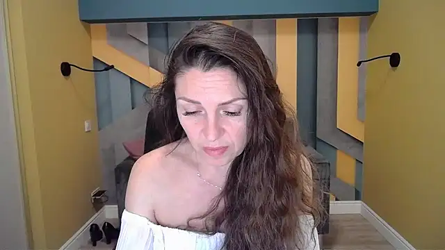 Snapshot of EllaLong chatting on January 5, 2025, 12:31 pm EllaLong online show from January 5, 2025, 12:31 pm