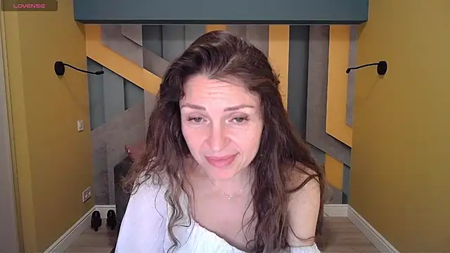 Snapshot of EllaLong chatting on January 18, 2025, 3:27 pm EllaLong online show from January 18, 2025, 3:27 pm
