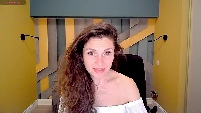 Snapshot of EllaLong chatting on February 19, 2025, 12:33 pm EllaLong online show from February 19, 2025, 12:33 pm