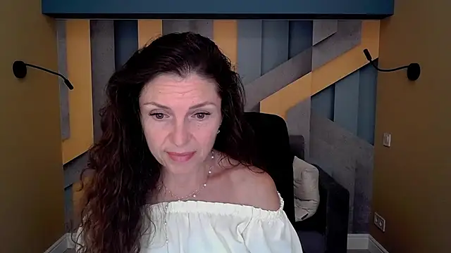 Snapshot of EllaLong chatting on September 9, 2025, 11:21 am EllaLong online show from September 9, 2025, 11:21 am