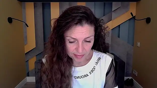 Snapshot of EllaLong chatting on September 10, 2025, 11:32 am EllaLong online show from September 10, 2025, 11:32 am