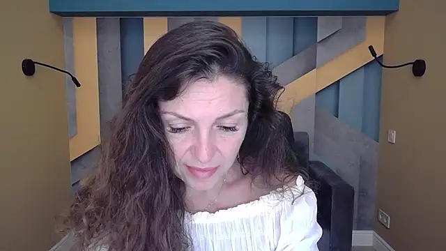 Snapshot of EllaLong chatting on September 12, 2025, 11:32 am EllaLong online show from September 12, 2025, 11:32 am