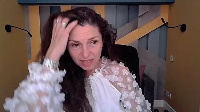 Snapshot of EllaLong chatting on September 14, 2025, 11:31 am EllaLong online show from September 14, 2025, 11:31 am