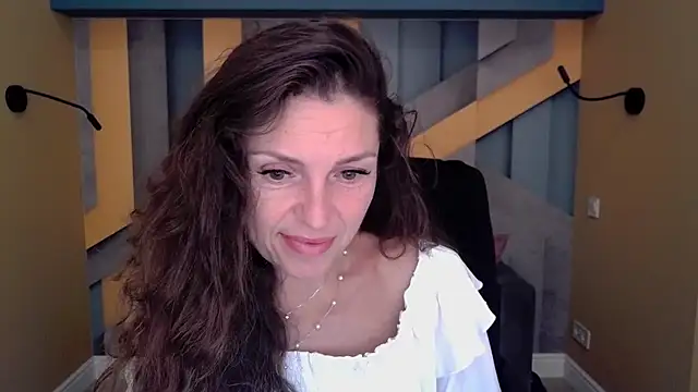 Snapshot of EllaLong chatting on September 15, 2025, 11:32 am EllaLong online show from September 15, 2025, 11:32 am