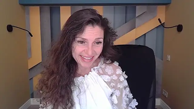 Snapshot of EllaLong chatting on September 16, 2025, 11:33 am EllaLong online show from September 16, 2025, 11:33 am