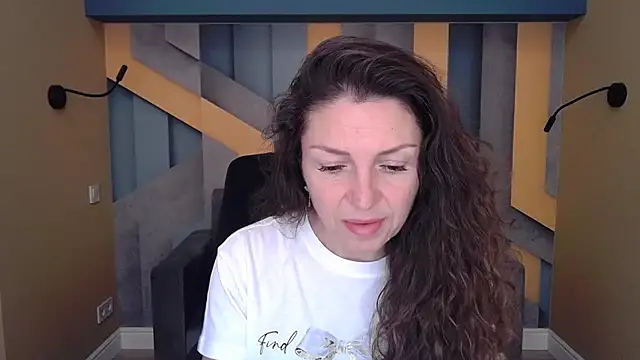 Snapshot of EllaLong chatting on October 3, 2025, 11:29 am EllaLong online show from October 3, 2025, 11:29 am