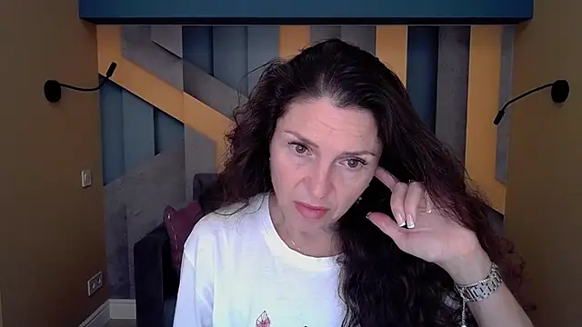 Snapshot of EllaLong chatting on October 4, 2025, 11:30 am EllaLong online show from October 4, 2025, 11:30 am