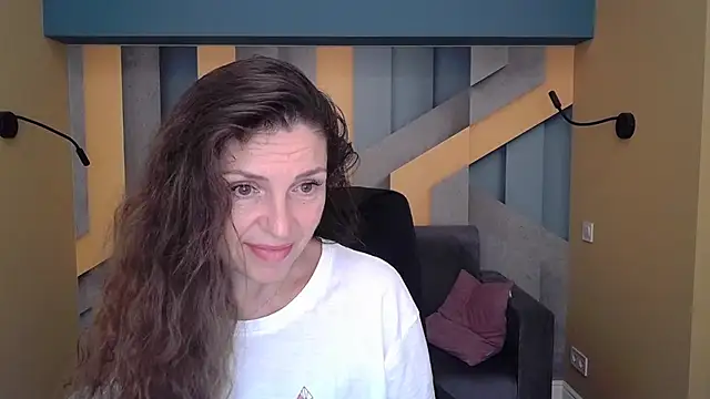 Snapshot of EllaLong chatting on October 5, 2025, 11:30 am EllaLong online show from October 5, 2025, 11:30 am