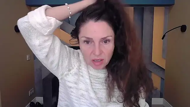 Snapshot of EllaLong chatting on October 9, 2025, 11:41 am EllaLong online show from October 9, 2025, 11:41 am