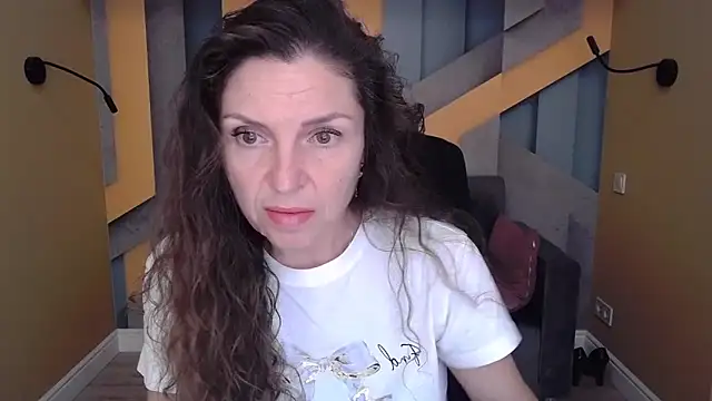 Snapshot of EllaLong chatting on October 11, 2025, 11:31 am EllaLong online show from October 11, 2025, 11:31 am