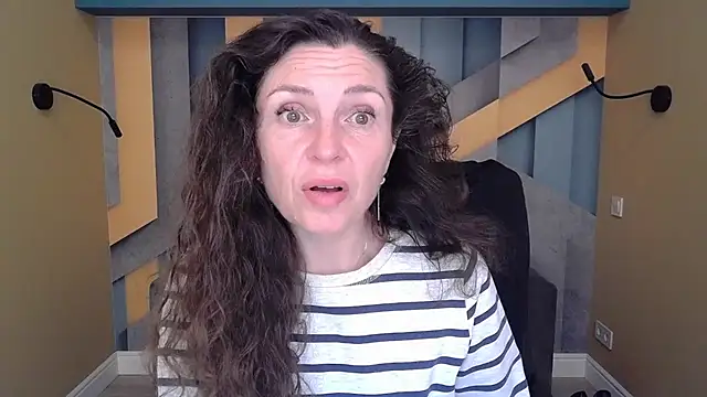 Snapshot of EllaLong chatting on October 15, 2025, 11:32 am EllaLong online show from October 15, 2025, 11:32 am