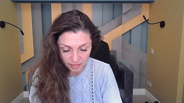 Snapshot of EllaLong chatting on October 22, 2025, 11:32 am EllaLong online show from October 22, 2025, 11:32 am