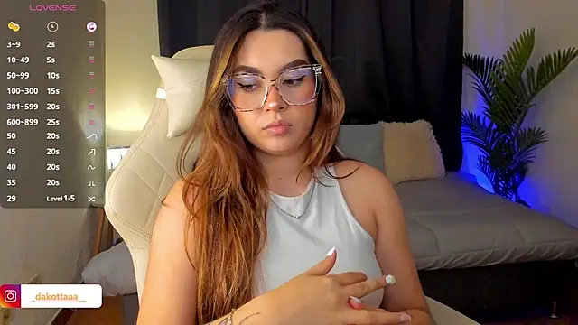 dakottaa  online show from October 13, 2025, 11:05 pm